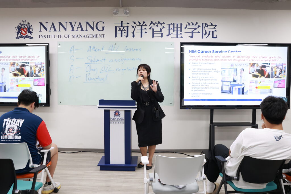 Ms Thong briefing orientation students