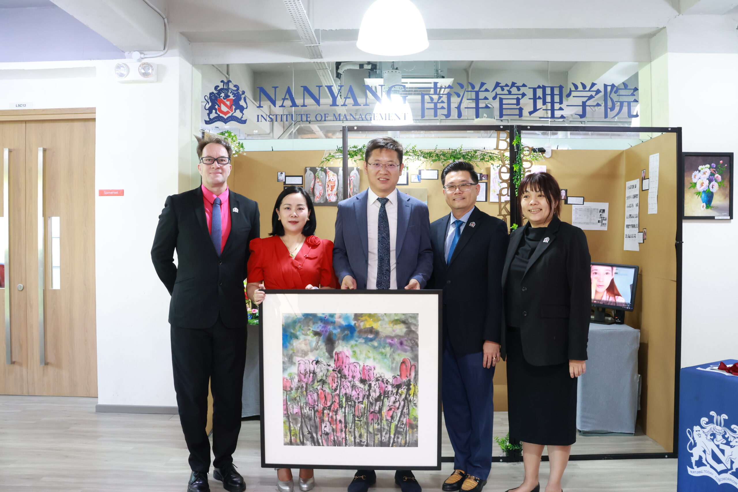 Dr Zhang Xu Wei MOU with Guest of Honour Ms.Dan Hong