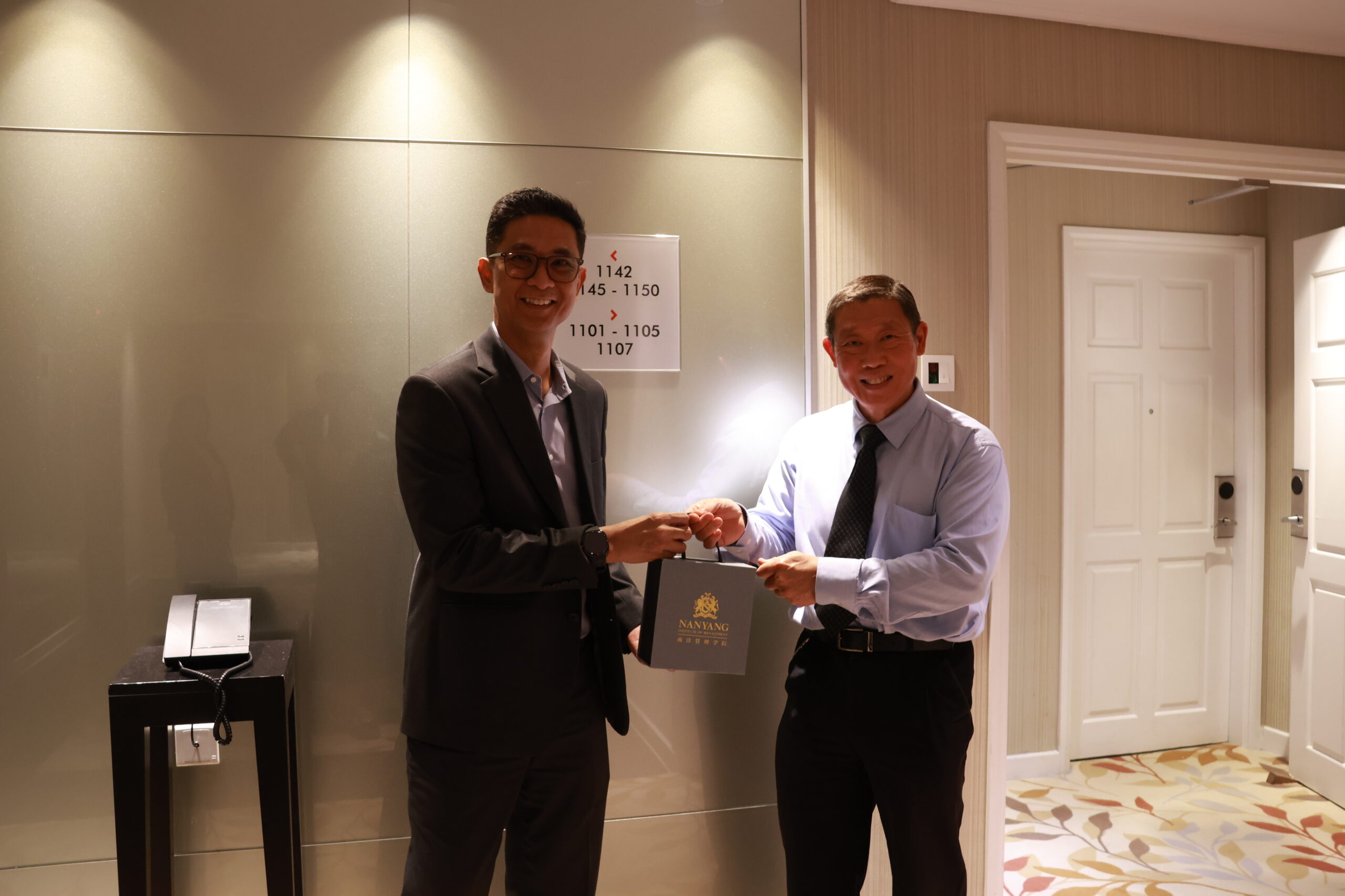 Mr. Victor, NIM SOTH Lecturer, presenting a token of appreciation to Mr. Nelson Choo, Paradox Hotel’s Front Office Manager